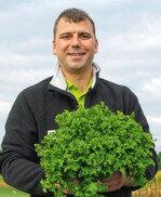 Ein Schnitt, viele gleiche Blätter, sind
die Argumente von NZ-Verkaufsleiter
Stephan Winter für Frisée ‘Magaly’, der
in Salatmischungen verarbeitet wird.