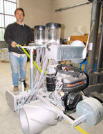 Erfinder Gianluca Bassi mit
der selbst entwickelten Sämaschine
für Rucola, Baby-
Leaf, Spinat und Feldsalat