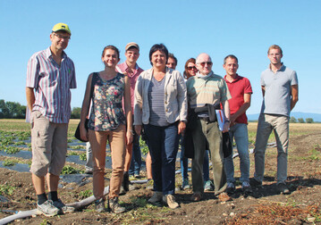 Winfried Bimek, Erzeugerring (ER), Straubing, Franziska Haitzmann, Gartenbauzentrum (GBZ) Bayern Sd-Ost, Lukas Mackle, ER Straubing, Angela Vaas, GBZ Bayern Sd-Ost, Markus Gttl, Amt fr Ernhrung, Landwirtschaft und Forsten (AELF), Deggendorf, Daniela Gleiner, GBZ Bayern Sd-Ost, Oskar Kress, Bayerische Landesanstalt fr Weinbau und Gartenbau (LWG), Florian Hageneder, GBZ Bayern Sd-Ost, Georg Baumgartner, LWG, stellten auf der Rundfahrt Gemsebauversuche vor.