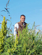 Wächter des Unkrauts in der Null-Parzelle bei Säzwiebeln: Jochen Rief, Fachberater Sonderkulturen, BASF, Limburgerhof, informierte über aktuelle Herbizid- und Fungizidversuche.