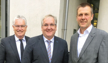 Der einstimmig wiedergewählte BOG-Vorsitzende Jens Stechmann (M.) mit Christian Ufen (r.) und Karl Voges (l.)