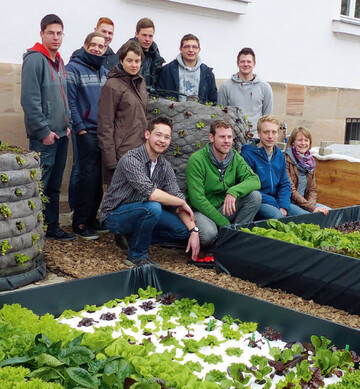 Mrz 2015: Elf Meisterschler prsentieren das Projekt City Farming an der Fachschule in Frth, zwei Gemsetrme (l.); bereits fertiggestellte Hochbeete (hinten); Wasserbeete (vorne) in Vorbereitung 
