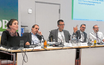 Christian Ufen (Mitte) leitete souver�n die BOG-Sitzung am 23./24. Oktober dieses Jahres in Berlin f�r den verhinderten Jens Stechmann. V. l.: Suse-Katrin Jamrath (BVEO � Bundesvereinigung der Erzeugerorganisationen Obst und Gem�se), Dr. Hans-Dieter Stallknecht, Christian Ufen (stellv. BOG-Vorsitzender), Johannes Bliestle (Reichenau Gem�se eG) und Dr. Christian Weseloh (Gesch�ftsf�hrer BVEO � Bundesvereinigung der Erzeugerorganisationen Obst und Gem�se).