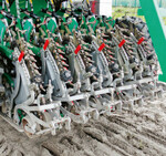 Die Hackmaschine des Start-up-Unternehmens Dulks kann nah an die Pflanzen heranfahren.