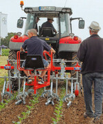 Der Rotosark von Oliver ist eine rotierende, bodenangetriebene Hackmaschine mit speziellen gebogenen, hakenförmigen Rotoren, die einen frühen Einsatz in den Kulturen zulässt, weil kein Boden aufgeworfen wird.