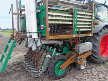 Die Pflanzmaschine von PlantTape kann mit vier Personen 600.000 Lauchpflanzen je Tag setzen.