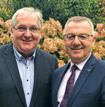 Jürgen Mertz, Präsident des ZVG (r.), gratuliert Jens Stechmann.