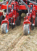 Kverneland kombiniert Aussaat und Unterfußdüngung mit der Gerätekombination Kultistrip und dem Düngerstreuer PS 200 M1D.