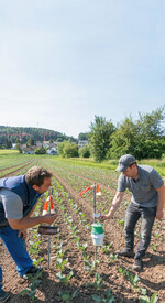 Michael Aeschlimann (l.) lässt sich die CapTrap im Vergleich zur Delta-Falle von Daniel Bachmann erklären.