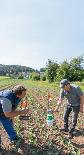 Michael Aeschlimann (l.) lsst sich die CapTrap im Vergleich zur Delta-Falle von Daniel Bachmann erklren.