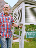 So sahen Wetterstationen früher aus: Der ehemalige Wetterdiensttechniker des Deutschen Wetterdienstes, Martin Melber, vor seiner „Englischen Hütte“ an seinem Wohnort im baden-württembergischen Rosengarten-Westheim.