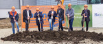 Beim Spatenstich in Münsingen (von links): Daniel Brändle, Geschäftsführer Ludwig Brändle Hoch- und Tiefbau GmbH & Co. KG; Willi Baier, Kreissparkasse Reutlingen; Mike Münzing, Bürgermeister Stadt Münsingen; Frank Volk, Geschäftsführer Biofa GmbH; Daniel Zingg, CEO Andermatt Group AG; Ralf Hintz, Logistikleiter Biofa GmbH und Alice Botzian, Architekturbüro Kilian + Partner PartGmbH.