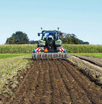 Die Imants-Tiefspatenmaschine lockert den Boden gut auf.