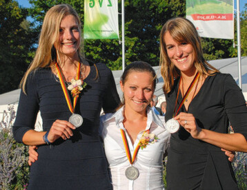 Strahlende Vizesiegerinnen: Team Baden-W�rttemberg,
Wettbewerbsstufe B, Platz 2.v.l. Ann-Kathrin Eckerlin, Magda
Chmielewska, ganz rechts Kerstin Lechner (Gem�sebau)