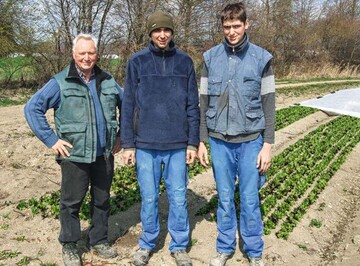 Wir hatten vor der Umstellung
noch nie einen Bio-Betrieb gesehen,
wussten aber, dass es mit unserer
bisherigen Produktion so nicht weiter
gehen konnte, sagen Hans, Johannes
und Florian Pfnder (v.l.n.r.).