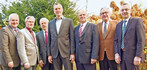v.l.n.r.: Jens Stechmann, Vorsitzender der Fachgruppe Obstbau, Theo Germes, stellvertretender
Vorsitzender der Fachgruppe Gemüsebau, Jochen Winkhoff, Geschäftsführer der
Fachgruppe Gemüsebau, Christian Ufen, Vorsitzender der Fachgruppe Gemüsebau, Gerhard
Schulz, ehemaliger Vorsitzender der Fachgruppe Gemüsebau, Wilhelm Böck, stellvertretender
Vorsitzender der Fachgruppe Gemüsebau, Jürgen Mertz, Präsident des Zentralverbandes
Gartenbau