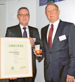 ZVG-Präsident Jürgen Mertz
(l.) zeichnete Gerhard
Schulz (r.) mit der Ehrenmedaille
in Gold des Zentralverbands
Gartenbau aus.