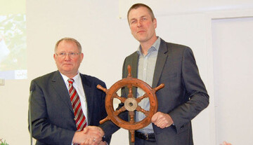 Nach sieben Wahlperioden und 21 Jahren Verantwortung als
Vorsitzender der Bundesfach- gruppe Gemüsebau übergab
Gerhard Schulz das „Steuerrad“ seinem Nachfolger Christian
Ufen.