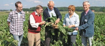 Meerrettich-Anbauer Norbert Krner berichtet den Mitgliedern des Forschungsprojektes
Meerrettichanbau in Bayern von seinen Praxis-Erfahrungen (v.l.n.r.):
Andreas Loebers, Prof. Dr. Wolfgang Gerlach, Norbert Krner, Carola Nitsch und
Josef Hofbauer