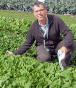 Heiner Werum mit dem frühen
Spinat ‘Solomon’ für die ersten
Ernten im Jahr