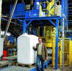 Dr. Wilfred Vrochte neben der im
Frühjahr 2012 installierten Anlage, von
der Gemüse-Grow Bags als Big Bag-Gebinde vom Band laufen.