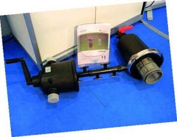 Halbautomatischer Siebfilter F6200
von Sealens, per Kurbel (l.) ber
innenliegende Dsen zu reinigen.