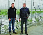 Clemens Niemöller (r.) und
Sohn Stephan, der auch
Delegierter der Fachgruppe
Gemüsebau im ZVGArbeitsausschuss
Technik
im Gartenbau ist, setzen mit
ihrem Gewächshausneubau
auf rote Tomaten mit grüner
Wärmeenergie.