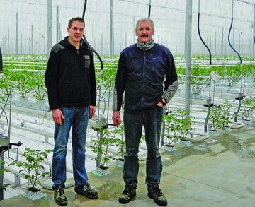 Clemens Niemller (r.) und
Sohn Stephan, der auch
Delegierter der Fachgruppe
Gemsebau im ZVGArbeitsausschuss
Technik
im Gartenbau ist, setzen mit
ihrem Gewchshausneubau
auf rote Tomaten mit grner
Wrmeenergie.