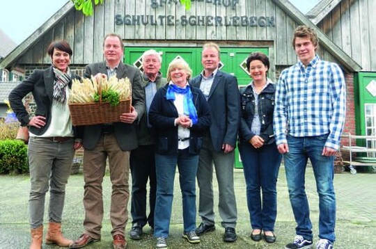 Die Familie Schulte-Scherlebeck (v.l.n.r.): Andrea Bergmann mit Heiner Schulte-Scherlebeck, die Senioren Eckhard und
Hildegard Schulte-Scherlebeck, J�rg, Martina und Sohn Jan-Hendrick Schulte-Scherlebeck