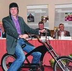 „Mut ist wie Fahrrad fahren, ohne
Tempo verlieren wir die Balance“, wie
Christian Ufen, der neue Vorsitzende
der Bundesfachgruppe Gemüsebau,
demonstrierte.