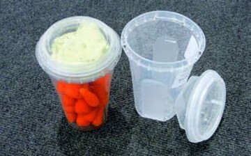 Praktisch ist der im Becher
integrierte Dip-Behlter fr
Mhren.