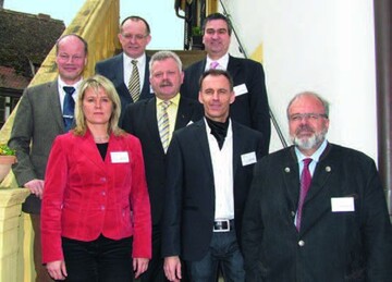 Bei dem traditionellen Pressegesprch in Deidesheim
informierten die Bayer CropScience-Mitarbeiter (v.l.n.r.) Dr.
Torsten Griebel, Steffi Rentsch, Georg Beer, Jrg Geithel,
Frank Kuhmann, Heinz Breuer und Dr. Hans-Josef Diehl Fachjournalisten.