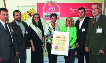 Als 500. hessischer Betrieb trgt der Spargel- und Obsthof
Wendel das Qualittszeichen Geprfte Qualitt Hessen
(v.l.n.r.): Peter Klingmann, Marketinggesellschaft Gutes aus
Hessen (MGH), Rolf Meinhardt, Spargelknigin Claudia I.,
Landwirtschaftsministerin Lucia Puttrich, Sigrid und Florian
Wendel und Walter Schtz, MGH-Aufsichtsratsvorsitzender