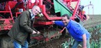 Werner Trinkel (l.) vertreibt, Thomas Zell nutzt den Ernter:
An diesem Drehgelenk wird der Rodearm umgewendet.