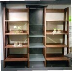 Edel wirkt diese Holzregal-
Anlehnwand mit austauschbarer
Rückwand von
Schneider Golze Ladenbau.