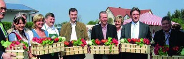 Politikprominenz gab dem Anbaugebiet die Ehre (v.l.): Staatsminister a.D. Gnther Gloser, die
Knoblauchslnder Spargelprinzessin Christine Scherzer, MdB Dagmar Whrl, der Vorsitzende des
Gemseerzeugerverbandes, Stadtrat und Landtagskandidat Michael Brckner, Staatsminister
Dr. Markus Sder, Oberbrgermeister Dr. Ulrich Maly, Kreisbuerin Renate Hfler, der stellvertretende
Prsident des Bayerischen Bauernverbandes Gnther Felner und MdB Martin Burkert