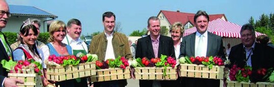 Politikprominenz gab dem Anbaugebiet die Ehre (v.l.): Staatsminister a.D. Gnther Gloser, die
Knoblauchslnder Spargelprinzessin Christine Scherzer, MdB Dagmar Whrl, der Vorsitzende des
Gemseerzeugerverbandes, Stadtrat und Landtagskandidat Michael Brckner, Staatsminister
Dr. Markus Sder, Oberbrgermeister Dr. Ulrich Maly, Kreisbuerin Renate Hfler, der stellvertretende
Prsident des Bayerischen Bauernverbandes Gnther Felner und MdB Martin Burkert