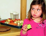 Kinder daran gewöhnen, selbstverständlich Gemüse zu
essen, ist eine Aufgabe, um die sich Kindergärten und
Schulen kümmern. Grüne Gurken schmecken.