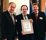 Johannes Trauth (m.) wurde in den Senat der Wirtschaft
aufgenommen. Prof. Dr. Dr. Franz Josef Radermacher (l.)
und Prof. Dr. Axel Ekkernkamp überreichten die Urkunde.