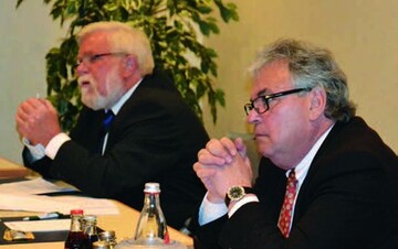 Heinrich Hiep (l.) und Wilhelm Böck (r.) im Gespräch über
Energiefragen mit Politikern am Rande der igs in Hamburg.