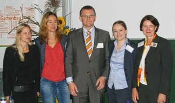 Sie stellten die Ergebnisse des Forscherteams
zum Zukunftskongress
Gartenbau vor: (v.l.n.r.) Prof. Dr.
Monika Schreiner, Dr. Marina Korn,
beide Leibniz-Institut fr Gemse- und
Zierpflanzenbau Grobeeren/Erfurt,
Dr. Walter Dirksmeyer, Thnen-Institut
fr Betriebswirtschaft, Braunchweig,
Myriam Stenger und Dr. Marianne
Altmann, beide Co Concept