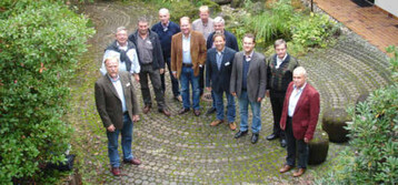 v.l.n.r.: Jochen Winkhoff (Bundesfachgruppe Gem�sebau), Josef Pl�ckl (Spargelerzeugerverband
S�dbayern e.V.), Karl Sch�fer (AK Spargel Schleswig-Holstein), Friedrich W. Borgmeyer
und Willy Kreienbaum (Vereinigung Spargelanbauer Westfalen-Lippe e.V.) , Berthold Niehaus
(Vereinigung der Spargelanbauer in Niedersachsen e.V.), Hans H�fler (Spargelerzeugerverband
Franken e.V.), Wolfgang B�ser und Simon Schumacher (Verband S�ddeutscher Spargelund
Erdbeeranbauer e.V.), Peter Strobl (Spargelerzeugerverband S�dbayern e.V.), Franz Peter
Allofs (Landesfachgruppe Spargel im Provinzialverband Rheinischer Obst- und Gem�sebauer
e.V. und Walbecker Spargel)