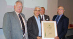 Die goldene Ehrennadel des ZVG erhielt Franz Schmaus
(Mitte) aus den Händen von Gerhard Schulz (r.) für seine
hervorragenden Verdienste. Links BDC-Vorsitzender Michael
Schattenberg und Geschäftsführer Jochen Winkhoff.