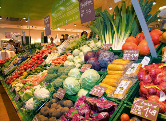 Eine Theke mit
Gem�se im
�berfluss � die
Labels/ Etiketten
auf Produktverpackungen
sagen
aus, an welchem
Zertifizierungs-
System der
Produzent
teilgenommen
hat.