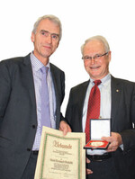 Christoph Nagelschmitz (l.) zeichnete Dr. Bernd Böhmer (r.) für seine Verdienste um den Pflanzenschutz mit der Hans Tenhaeff- Medaille des Provinzialverbands aus.