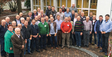 Langjährige und neue Teilnehmer vor dem neuen „grünen Hörsaal“ in der Bildungsstätte Grünberg.