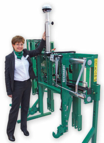 Andrea Reichhardt demonstrierte auf der Agritechnica die neue RTK-Antenne RGS 326 fr die automatische Anbaugerte- Lenkung PSR Slide.