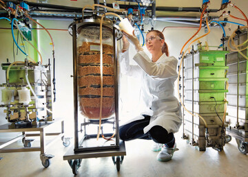 Bayer-Forscherin sucht neue Biologika. Das Wachstum von Pilzen wird in einem kleinen Fermenter getestet.