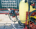 Die kontinuierliche Innenreinigung ist effektiv und bequem. Eine hydraulisch angetriebene, zweite Pumpe spült Klarwasser in den Behälter, das von der Gerätepumpe sofort ausgebracht wird.