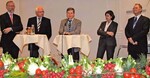 Diskutierten im Podium (v.l.n.r.): Dr. Ludger Wilstacke, Ministerium für Umwelt, Naturschutz, Landwirtschaft
und Verbraucherschutz (MUNLV) Nordrhein-Westfalen, Peter Bleser, MdB, Agrarpolitischer
Sprecher der CDU/CSU-Bundestagsfraktion, Dr. Wolfgang Zornbach, Bundesministerium für Ernährung,
Landwirtschaft und Verbraucherschutz (BMELV), Berlin, Christa Klass, Abgeordnete des Europäischen
Parlaments für die CDU und Mitglied in den Ausschüssen Umweltfragen und Landwirtschaft,
und Gerhard Schulz, Vorsitzender der Bundesfachgruppe Gemüsebau